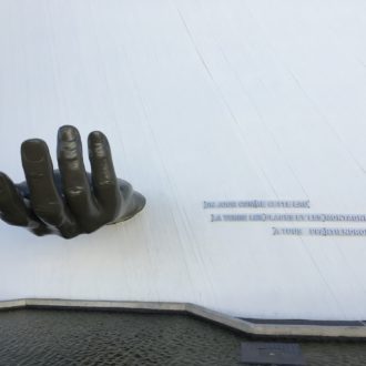 Un jour comme cette eau, la terre, les plages et les montagnes à tous appartiendront - Oscar Niemeyer Le Volcan - citation Oscar Niemeyer