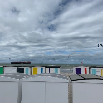 Il y a le ciel, les cabanes et la mer. Cabanes sur la plage - Le Havre